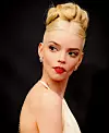Anya Taylor-Joy s crvenim ružem