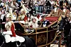 Charles i Diana u kraljevskoj kočiji pozdravljaju građane na dan njihova vjenčanja u Londonu