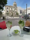 Rebujit je andaluzijski koktel napravljen od vina, soka Seven Up, s limetom i mentom.