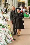 Kraljica Elizabeta i princ Philip pojavili su se u javnosti tek pet dana nakon Dianine smrti - što im je javnost jako zamjerila.