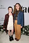 Maisie Williams i Lowri Roberts