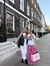Blizanke Tia i Rita u majicama s natpisom I love London koje su si kupile kao suvenire