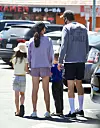 Ashton Kutcher i Mila Kunis s djecom.
