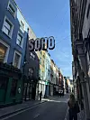 Energične ulice okruga Soho na West Endu obuhvaćaju eklektičnu kombinaciju restorana, noćnih klubova i trgovina