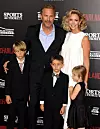 Kevin Costner 2015. sa sad već bivšom suprugom Christine Baumgartner i njihovom djecom u Los Angelesu