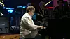 Elton John tijekom nedavnog nastupa s Brandi Carlile u emisiji Saturday Night Live a
