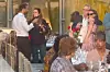 Natalie Portman u zagrljaju redatelja Todda Haynesa i Benjamin Millepied u razgovoru s nepoznatom ženom; ugodno druženje uz fino vino samo koji dan prije no što se doznalo za preljub