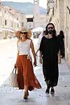 Dubrovnik, 040720. Djurdja Tedeschi i Bozo Vreco u setnji Stradunom. Foto: Bozo Radic / CROPIX