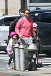 Ryan Reynolds u šetnji s kćerkicama