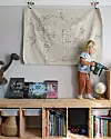 Dječja soba je pravi raj za igranje, a detalj koji privlači pažnju je tekstilna karta svijeta brenda H&M Home