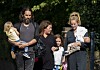 Russell Brand sa suprugom Laurom i kćerima Alice i Gracie.