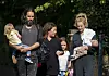 Russell Brand sa suprugom Laurom i kćerima Alice i Gracie.