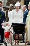 Na krštenju princeze Charlotte jedna od najslađih fotografija je ona na kojoj princ George pokušava zaviriti u kolica