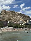 Tvrđava Santa Barbara iznad plaže u Alicanteu