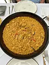 Paella je tradicionalni specijalitet od riže te raznih vrsta mesa, povrća i plodova mora