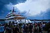 Ispred jahte u Šibeniku su se okupili znatiželjni turisti i domaćini.