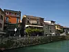 Uz ozidanu obalu jezera smješteni su brojni romantični kafići i restorani