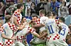 Dominik Livaković u zagrljaju suigrača nakon pobjede nad Japanom