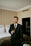 Robert je svoje odijelo dao šivati po mjeri, odlučio se za Loro Piana tkaninu u maslinasto zelenoj boji koja je bila pun pogodak