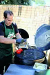 U kamionu u sklopu Burger festa Davor Šušković radi burgere.