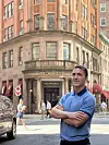 Delmonico‘s je simbol New Yorka, restoran stariji od mosta Brooklyn i Kipa Slobode, prvi restoran u Americi koji je uveo bijele stolnjake, uveo menije, prvi dopustio da žene dolaze na objed bez pratnje muškaraca