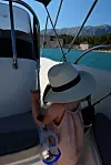 Nema veće sreće nego kada sjedne na brod i krene u novu morsku avanturu, prava je mala kapetanica uz tatu