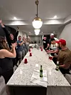 Tulum na američki način uz takozvani bear pong, igru u kojoj je cilj ubaciti ping pong lopticu u čašu na suprotnoj strani stola