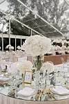 Bijelo, sofisticirano, glamurozno izgleda uređenje stola by Lela Design