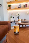 Iced Caramel Mocha u prekrasnom interijeru kafića koji potpisuje arhitektica Zorica Popadić