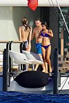 Jedna od djevojaka zaručnica je Leovog prijatelja, dok druga nije poznata javnosti