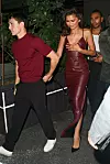 Zendaya u strukiranoj bordo Louis Vuitton haljini