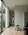 Kamin od cigli i minimalističko uređenje