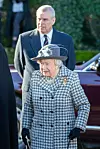 Princ Andrew s majkom, kraljicom Elizabetom za koju se vjeruje da ga je štitila iako ga je, zbog pritiska javnosti, uklonila s javnih dužnosti