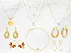 Heartic zlatna ogrlica // Two Rings zlatna ogrlica // Pretty Pearl zlatna ogrlica s biserom // Knots Long Zlatne naušnice // Zlatne naušnice s koraljima // Clover Shine zlatna narukvica // Hoops Swirl zlatne naušnice // Elegant Chic zlatne naušnice - sve dostupno u Zlatarnama Dodić