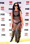 Katy Perry na dodjeli glazbenih nagrada poglede je privlačila u poluprozirnoj mrežastoj haljini