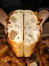 Sourdough kruh izvana je hrskave korice, iznutra mekan i mora imati velike rupe