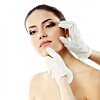 Pomlađivanje srednje trećine lica, ”midface lifting”, podiže obraze i time znatno reducira nazolabijalne bore