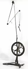 From the Collection of the Museum of Health Care at Kingston Zubarska bušilica u povijesti je više nalikovala vretenu, a kako bi radila, liječnik je morao stalno stiskati papučicu.