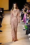 Alessandra Ambrosio na Paris Fashion Weeku 2024.