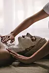 Osim lica, masažnim pokretima obuhvaćaju se vrat i dekolte. Upravo na dekolteu masaža počinje te se postupno ‘razrađuje’ prema vrhu glave.