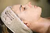 Za ‘razbuđivanje’ tena izvrsna je i Masque Pigm 400 - maska u obliku ‘blazinice’ s vitaminom C te ekstraktima algi i biljke poznate kao caviar lime (australska limeta). Osim što briše znakove umora i daje blistavost, maska smanjuje tamne mrlje i ujednačuje ten.