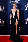 Margot Robbie u izazovnoj Muglerovoj haljini iz 1998. godine, s dubokim dekolteom i visokim prorezom na premijeri filma u New Yorku