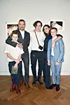 Cruz Beckham s roditeljima Davidom i Victorijom, sestrom Brooklyn i bratom Romeom na izložbi u Londonu 2017.