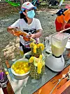 Na plaži se nudi pina colada - piće s rumom, kokosovim mlijekom i sokom od ananasa.