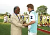 Kolin Dhillon kojem je današnji kralj Charles dao nadimak ‘Sooty‘ s mladim princem Harryjem kojem je nakon uspješne utakmice, dodijelio priznanje