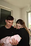 Roditelji uživaju u prvim trenutcima s njihovom bebom