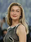 Gigi Hadid zablsitala je s C-kovrčama