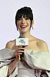 Anne Hathaway vratila se gustim i ravnim šiškama