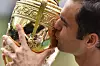 Roger Federer ljubi trofej nakon pobjede
