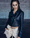 Jakna 3849 kn i hlačice od meke kože 7399 kn, sve SPORTMAX; čarapeCALZEDONIA, 80 kn; naušnice ELEGANCE, 50 kn